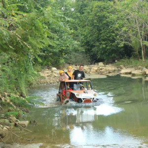 https://dev.windowtraveler.com/image/cache/catalog/tourtravel/Deo%20Goa%20Pindul/jeep1-300x300.jpg