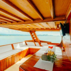https://dev.windowtraveler.com/image/cache/catalog/tourtravel/Komodo%20Explorer/ke16-300x300.jpg